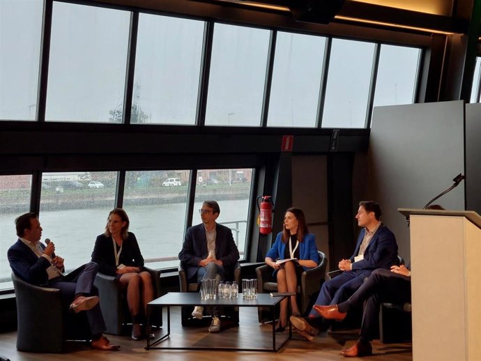 El jefe de Innovación del Puerto de Barcelona Carles Rua y el jefe de Transición Energética Héctor Calls en la primera Conferencia Internacional Pioneers