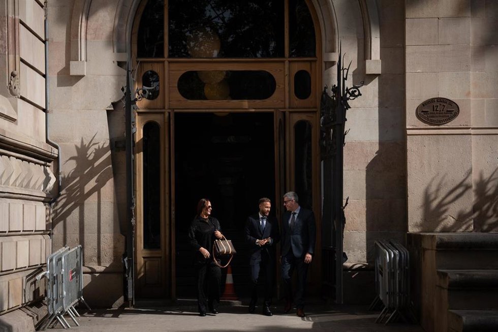 El delantero del Paris Saint-Germain Neymar Da Silva (c) y su madre Nadine Goncalves a su salida del juicio por el caso Neymar 2, en la Audiencia de Barcelona, a 18 de octubre de 2022, en Barcelona, Cataluña (España).
