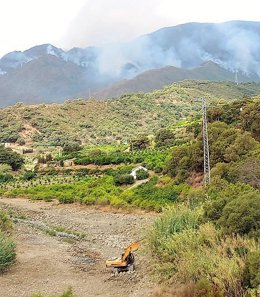 Archivo - Imagen de archivo del inicio de trabajos preventivos en cauces afectados por el incendio de Sierra Bermeja