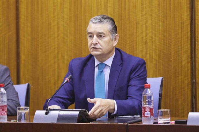 El consejero de Presidencia, Interior y Diálogo Social de la Junta de Andalucía, Antonio Sanz, durante la Comisión de Presidencia, Interior, Dialogo Social y Simplificación Administrativa en el Parlamento de Andalucía