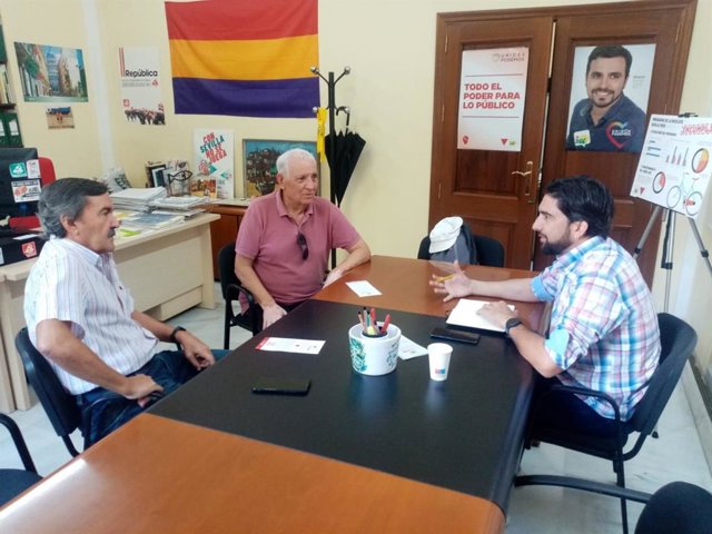 El candidato de IU a la Alcaldía de Sevilla, Ismael Sánchez, se ha reunido con miembros del movimiento memorialista.
