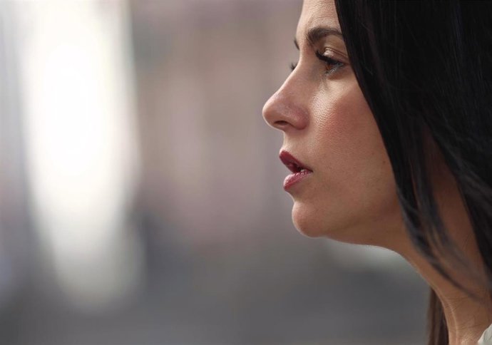 La líder de Ciudadanos, Inés Arrimadas, ofrece declaraciones a los medios durante una sesión plenaria, en el Congreso de los Diputados, a 6 de octubre de 2022, en Madrid (España). El Pleno del Congreso decide y vota las enmiendas a la totalidad de cuatr