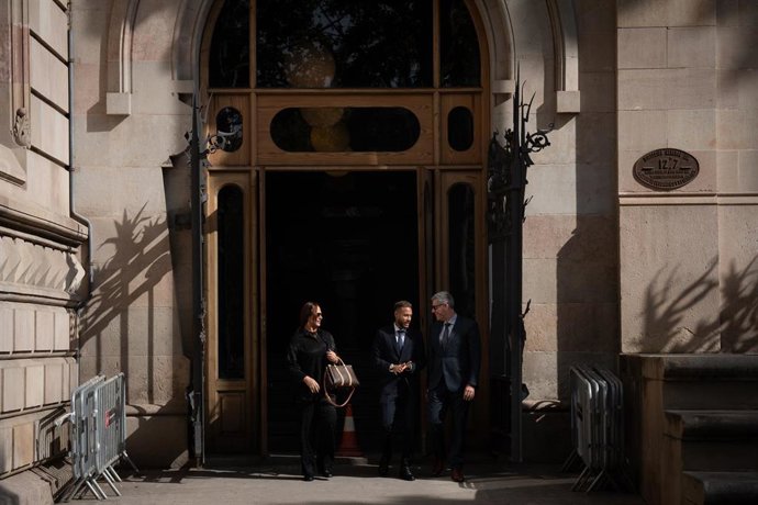 El delantero del Paris Saint-Germain Neymar Da Silva (c) y su madre Nadine Goncalves a su salida del juicio por el caso Neymar 2, en la Audiencia de Barcelona, a 18 de octubre de 2022, en Barcelona, Cataluña (España).
