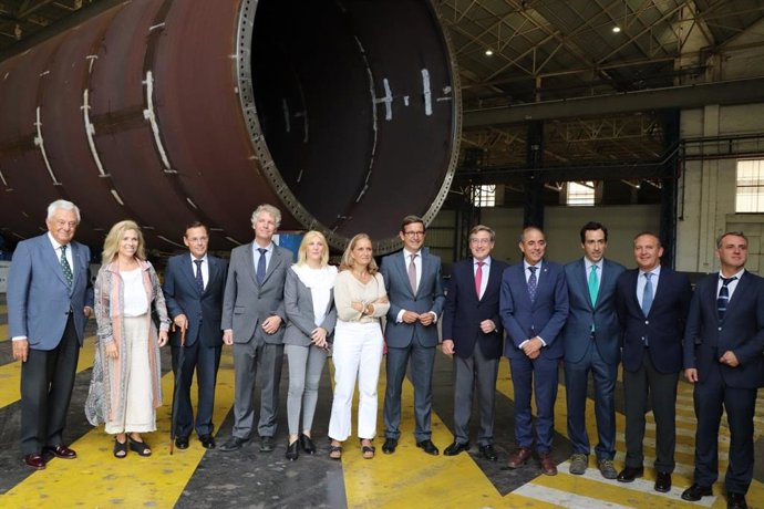 El consejero de Política Industrial y Energía, Jorge Paradela, y el presidente de la Autoridad Portuaria de Sevilla, Rafael Carmona, acompañados de miembros de empresas ubicadas en el recinto portuario.