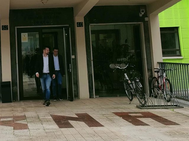 Luis Tudanca a la salid de las instalaciones de Irnasa.