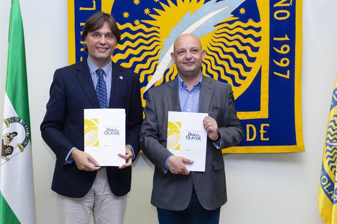 El rector de la Pablo de Olavide, Francisco Oliva, y el alcalde de Dos Hermanas, Francisco Rodríguez, tras la firma del convenio.