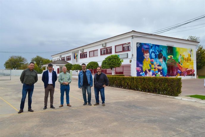 El delegado de Presidencia, Asistencia Económica con los Municipios y Mancomunidades y Protección Civil de la Diputación, Rafael Llamas (segundo por la izda.), en su visita a Montemayor.