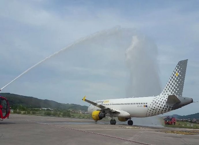 Archivo - Imagen del 5 avión de Vueling en Loiu