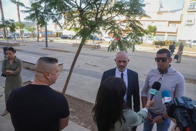 El hermano de Dana, Florín Leonte (i) escucha las declaraciones ofrecidas a la prensa por el supuesto homicida, S. R. (d) y su abogado defensor, Juanjo Moreno (c), el pasado día 7 de octubre.
