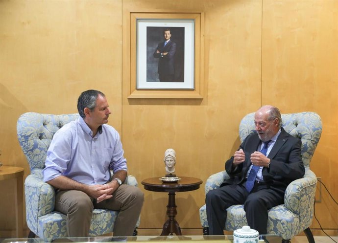 El alcalde de La Puebla de los Infantes, José María Rodríguez, y el presidente de la Diputación de Sevilla, Fernando Rodríguez Villalobos.