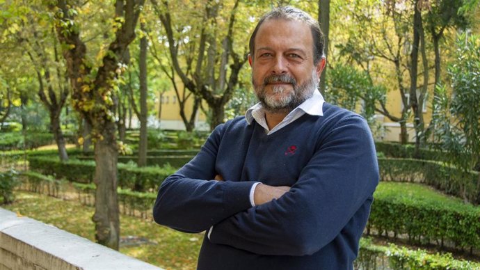 Agustín González, en los jardines del Campus de Chamartín del ISCIII