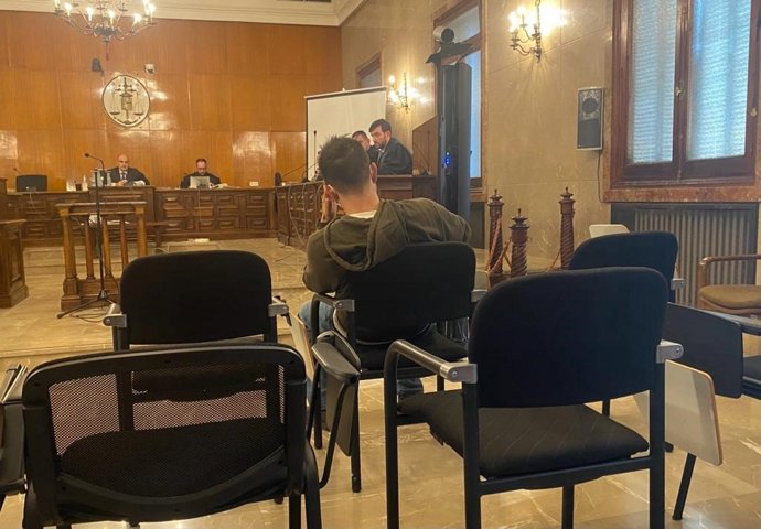 El acusado de matar a su exmujer durante el juicio.