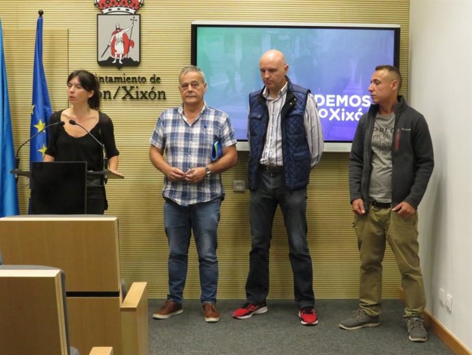 La portavoz de Podemos-Equo Xixón, Laura Tuero, junto a tres representantes de la Asamblea de Trabajadores de la Fundación Metal; Benigno Bueno, Álvaro García, Juan Carlos Lamas,Gijón, en rueda de prensa en el  Ayuntamiento de Gijón