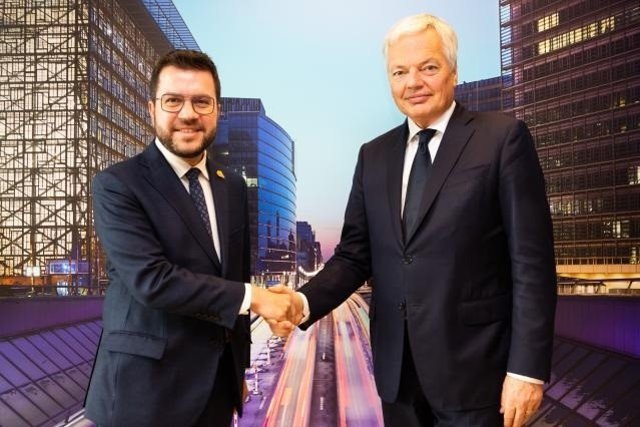 El president de la Generalitat, Pere Aragonès, al costat del comissari europeu de Justícia, Didier Reynders, a Brussel·les