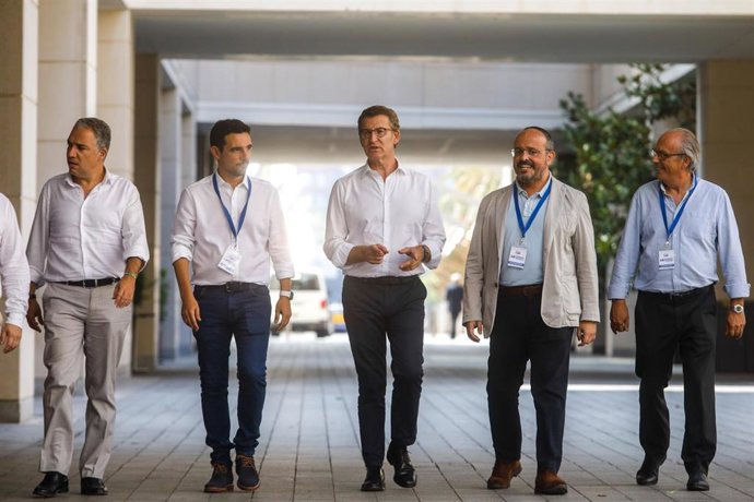 Archivo - El coordinador general del PP, Elías Bendodo; el provincial del PP en Barcelona, Manu Reyes; el presidente del P, Alberto Nuñez Feijoo; y el presidente del PP de Cataluña, Alejandro Fernández; llegan al XIV congreso del PPC, a 23 de julio de 2