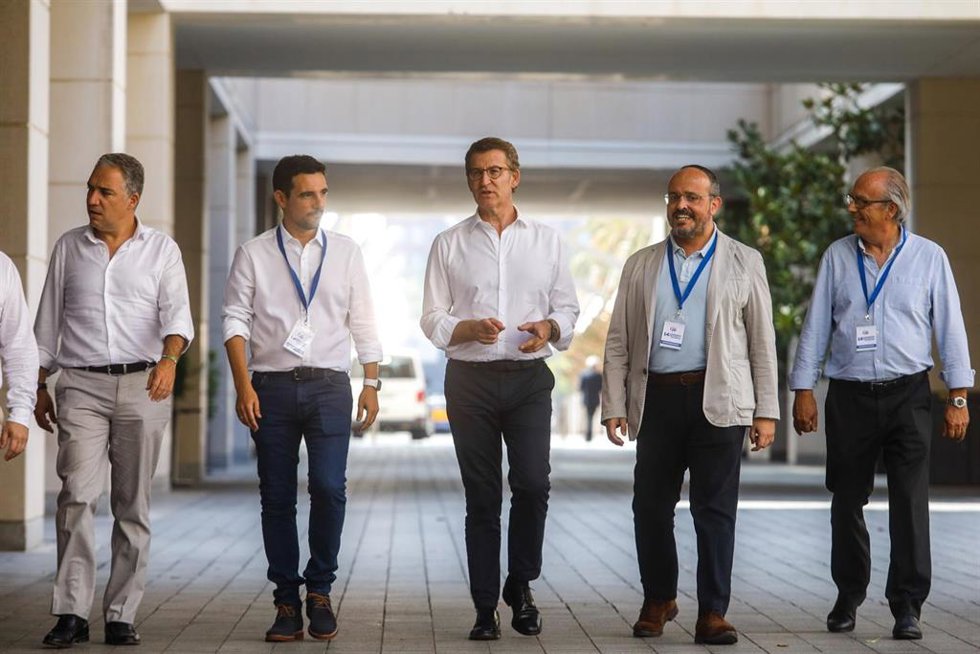 Archivo - El coordinador general del PP, Elías Bendodo; el provincial del PP en Barcelona, Manu Reyes; el presidente del P, Alberto Nuñez Feijoo; y el presidente del PP de Cataluña, Alejandro Fernández; llegan al XIV congreso del PPC, a 23 de julio de 2
