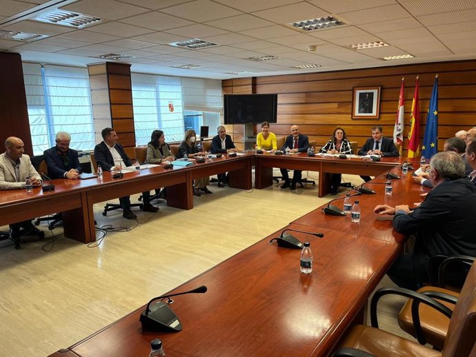 Reunión entre la Junta, representantes de Cobadu, de comunidades de regantes y de organizaciones agrarias para tratar el trazado del carril bici en la Tierra del Vino, en Zamora.