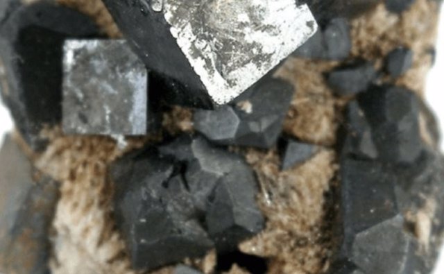 Los minerales sólidos de perovskita forman la mayoría del manto inferior de la Tierra y han inspirado los avances científicos en materiales.
