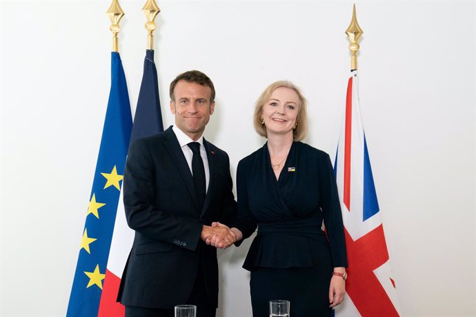 20 September 2022, US, New York: UK Prime Minister Liz Truss (R) meets with French President Emmanuel Macron on the sidelines of the 77th UN General Assembly. Photo: Stefan Rousseau/PA Wire/dpa