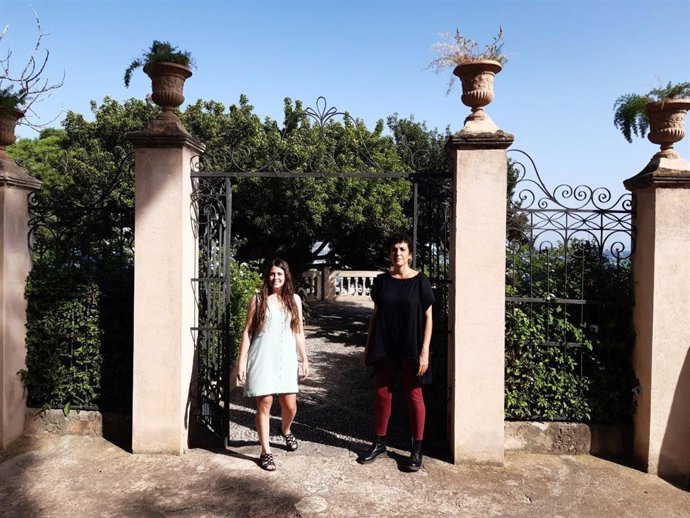 La consellera Aurora Ribot y la directora insular Inmaculada Férriz en los jardines de Natzaret.