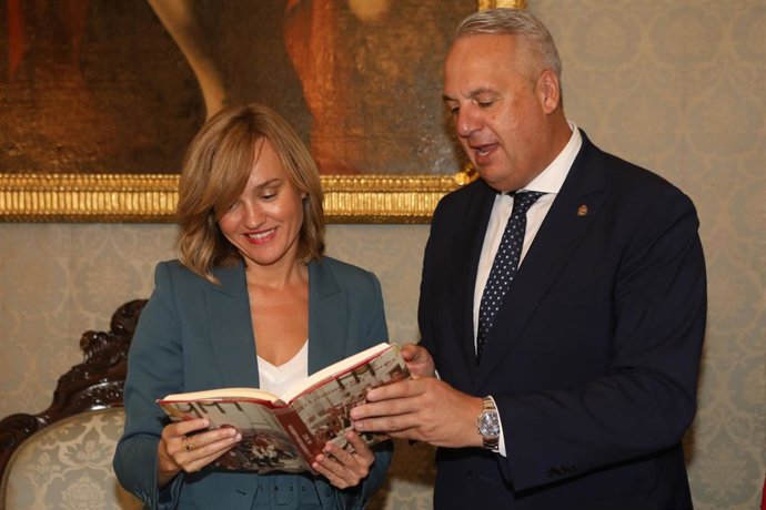 La ministra de Educación y Formación Profesional, Pilar Alegría, junto al presidente de la Diputación de Cádiz, Juan Carlos Ruiz Boix.