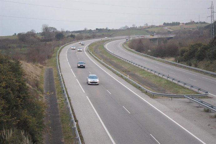 Archivo - Tráfico En Una Autovía