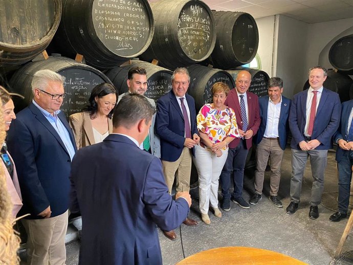 Espadas (centro), en la inauguración de la XXIV Cata del Vino de Moriles.