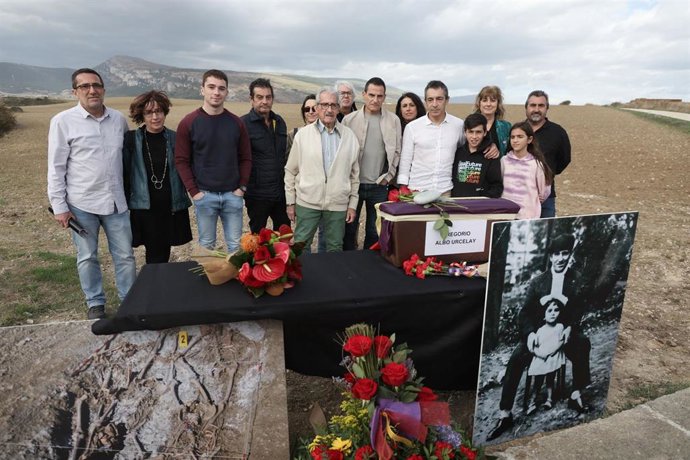 Los familiares de Gregorio Albo Urcelay, junto con la consejera Ollo, en el acto en el que se ha hecho entrega de sus restos exhumados.
