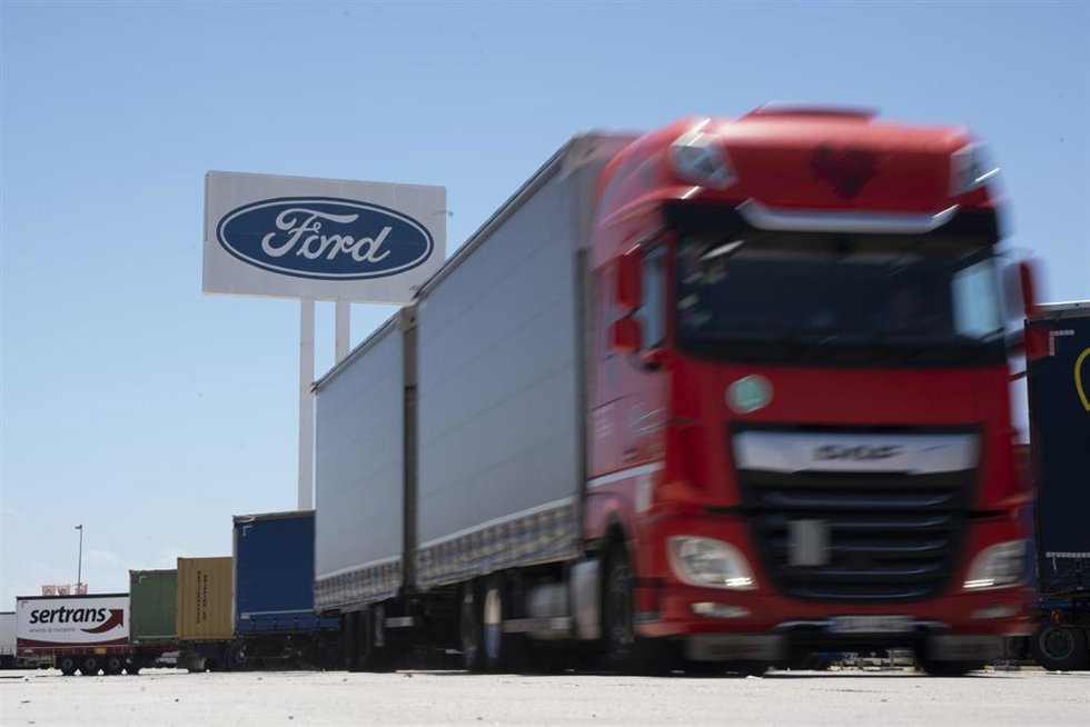 Archivo - Camiones en la entrada de la fábrica Ford.