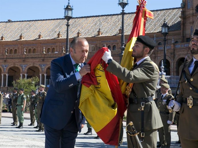 Imagen de una jura de bandera civil en la Plaza de España de Sevilla