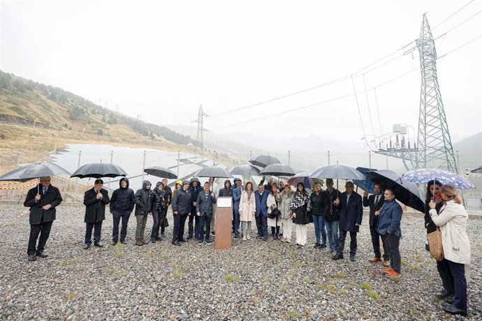 Las autoridades durante el acto de inauguración del parque solar de Grau Roig