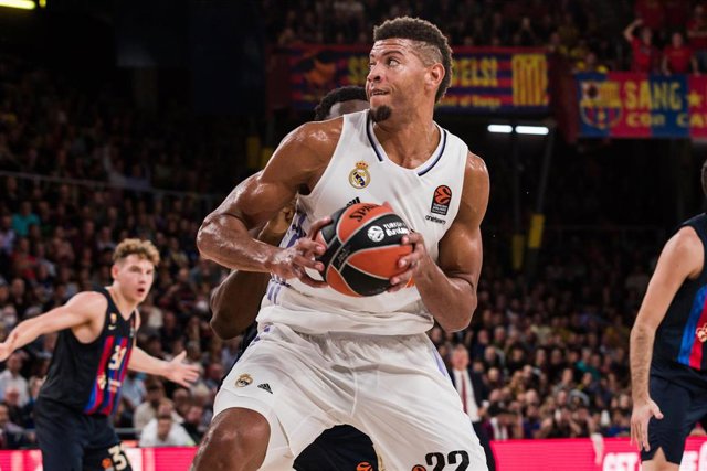 Walter Tavares intenta anotar en el Barça-Real Madrid de la Euroliga 2022-2023