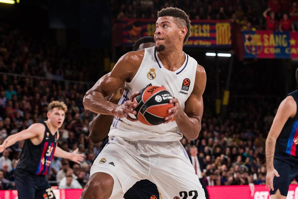 Walter Tavares intenta anotar en el Bara-Real Madrid de la Euroliga 2022-2023