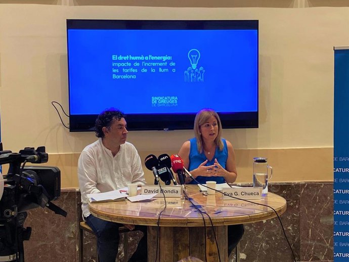 El Síndic de Greuges de Barcelona, David Bondia, y la adjunta al Síndic, Eva García.