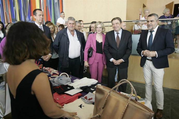 El ministro de Agricultura, Pesca y Alimentación, Luis Planas, (2d) visita un stand durante el acto del Día Internacional de la Mujeres Rurales en Almería