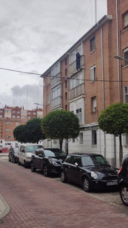 El varón encaramado a la ventana de su casa.