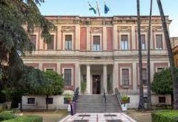 Fachada principal de la Escuela de Estudios Hispanoamericanos (EEHA) de Sevilla, en la calle Alfonso XII.
