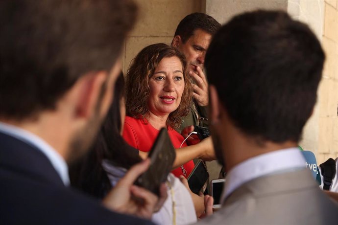 Archivo - La presidenta del Govern, Francina Armengol, ofrece declaraciones a los medios. 