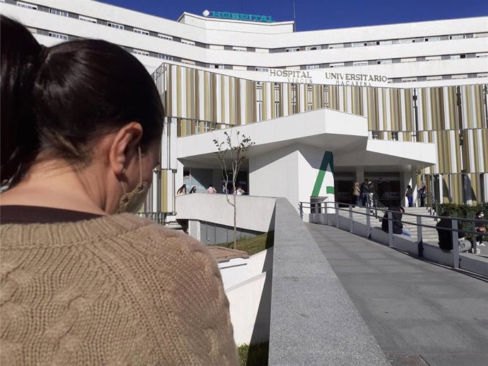 Archivo - Una usuaria se dirige al Hospital Macarena.