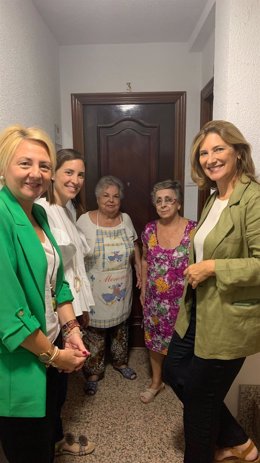 La delegada de Fomento, Vivienda y Articulación del Territorio, Cristina Casanueva (segunda por la izda.), visita el edificio beneficiario.