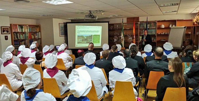 Alumnos de la Escuela de Hostelería de Cádiz en la jornada de formación.
