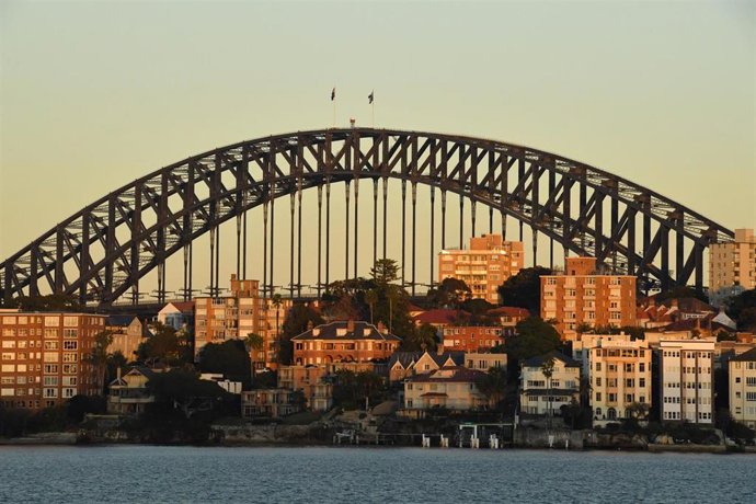 Archivo - Apartment buildings and houses are seen at Kirribilli, in front of the Sydney Harbour Bridge in Sydney, Thursday, July 22, 2021. (AAP Image/Mick Tsikas) NO ARCHIVING