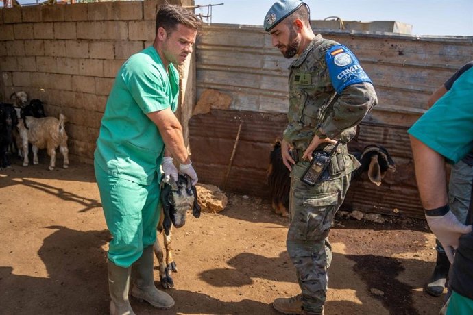 Los militares españoles en el Líbano colaboran en el programa 'Rocinante'.