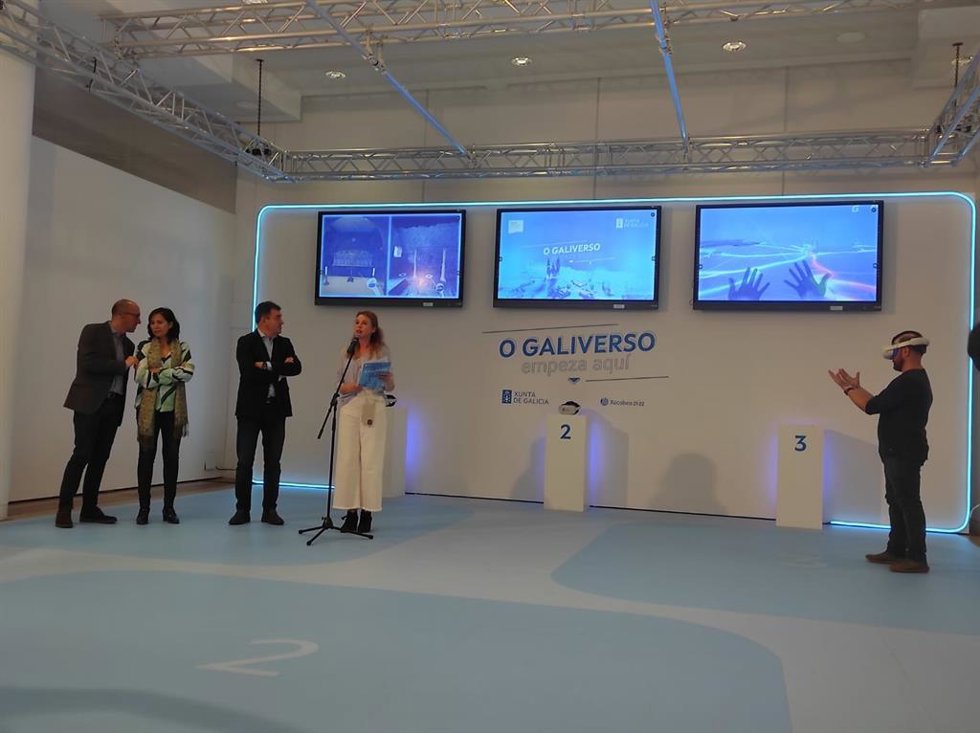 El conselleiro de Cultura, Educación, FP e Universidades, Román Rodríguez, y la encargada del proyecto, Fátima García, durante  la presentación de 'Galiverso'