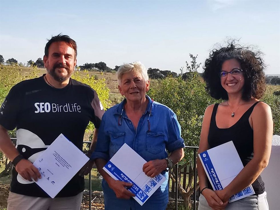 El delegado de SEO/Birdlife en Extremadura, Marcelino Cardalliaguet; la propietaria de El Palacio Viejo de las Corchuelas, Carmen Carbonell, y la presidenta de Aprisco, Elisa Pizarro, tras la firma del convenio