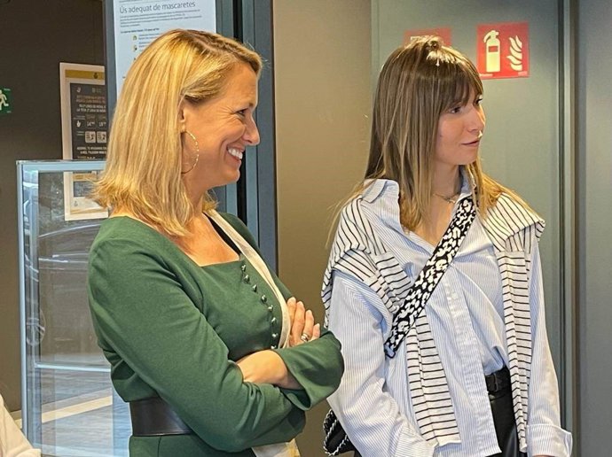 A la izquierda, la delegada del Gobierno en Catalunya, Maria Eugnia Gay, visita una oficina de Correos donde se solicita el Bono Cultural Joven