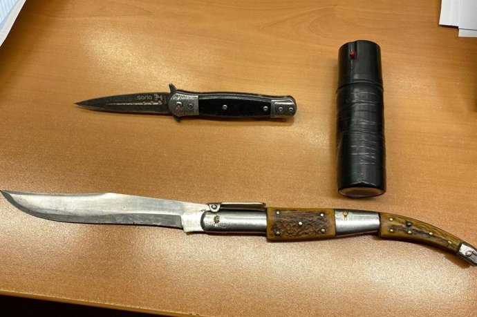 Efectos intervenidos a las personas que circulaban en un vehículo y que han sido denunciadas por numerosas infracciones.