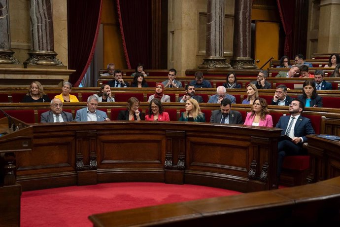 El president de la Generalitat, Pere Aragons (1d), en una sesión de control en el Pleno del Parlament, a 19 de octubre de 2022, en Barcelona, Cataluña (España). Aragons y el Govern se enfrentarán a la sesión de control de los siete nuevos consellers q