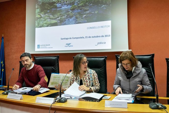 Archivo - La conselleira de Infraestruturas e Mobilidade, Ethel Vázquez, y la directora de Augas de Galicia, Teresa Gutiérrez, en el consejo rector de Augas de Galicia