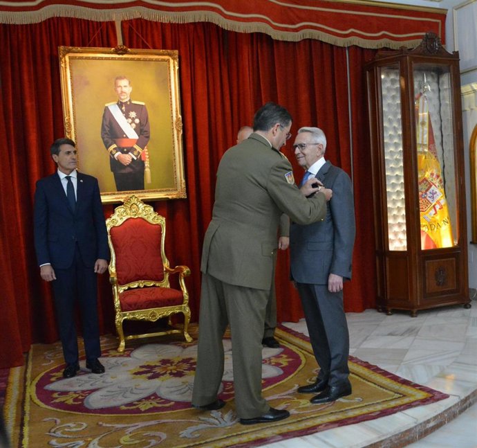 Cruz al mérito militar con distintivo blanco al abogado Rafael López Cantal